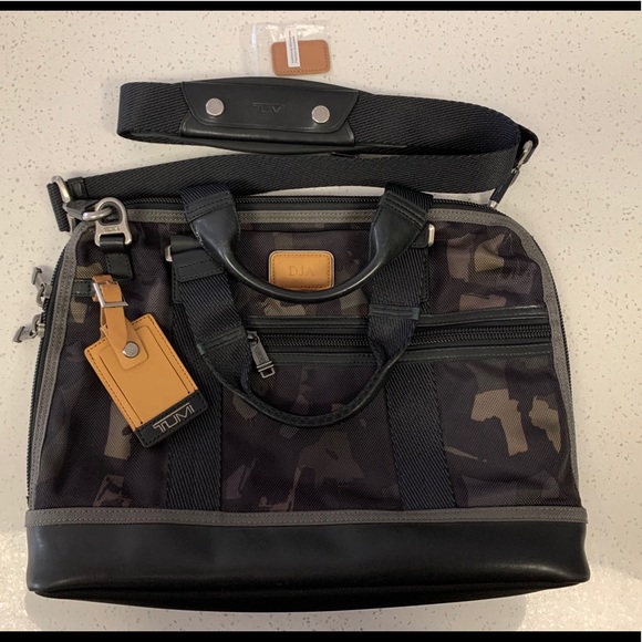tumi alpha bravo earle compact brief